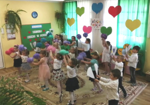 Zabawa taneczna z wykorzystaniem pomponów do piosenki "Dziękuję mamo, dziękuję tato" w wykonaniu dzieci z grupy PROMYCZKÓW.